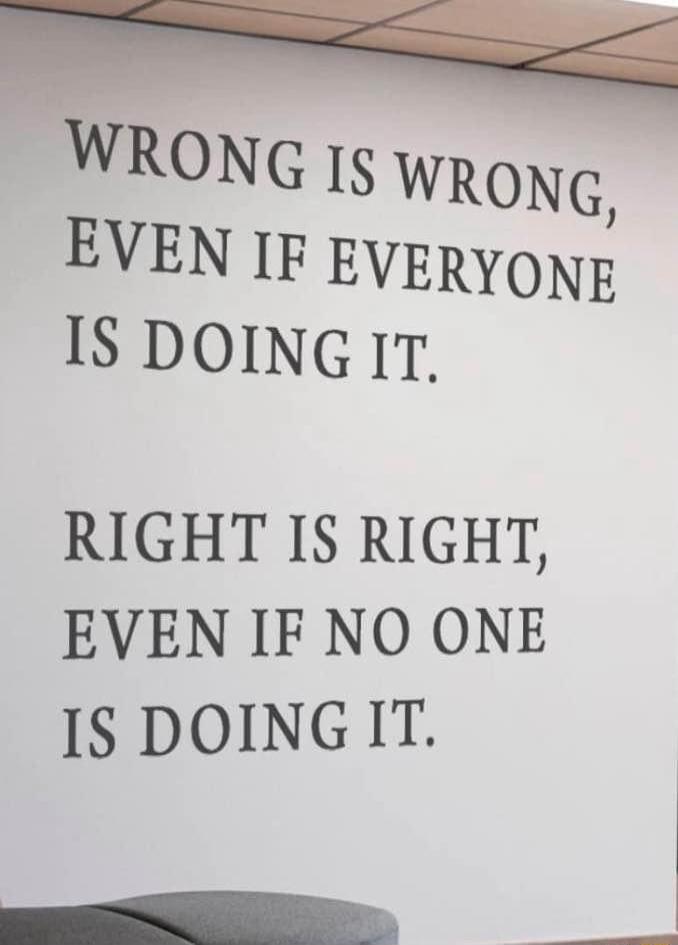 WRONG 15 WRONG EVEN Ir EVERYONE IS DOINGIT RIGHT IS RIGHT EVEN IF NO ONE IS DOING IT 09090