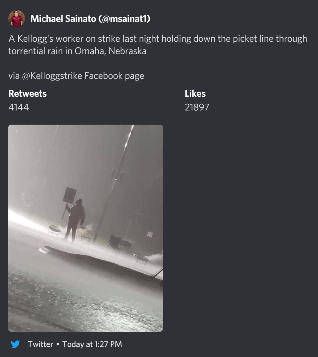 SR EL R T EL N I EETHE A Kelloggs worker on strike last night holding down the picket line through N ENETRIRO I ELERNE S via Kelloggstrike Facebook page Retweets Likes PANViVi AtV W Twitter Today at 127 PM