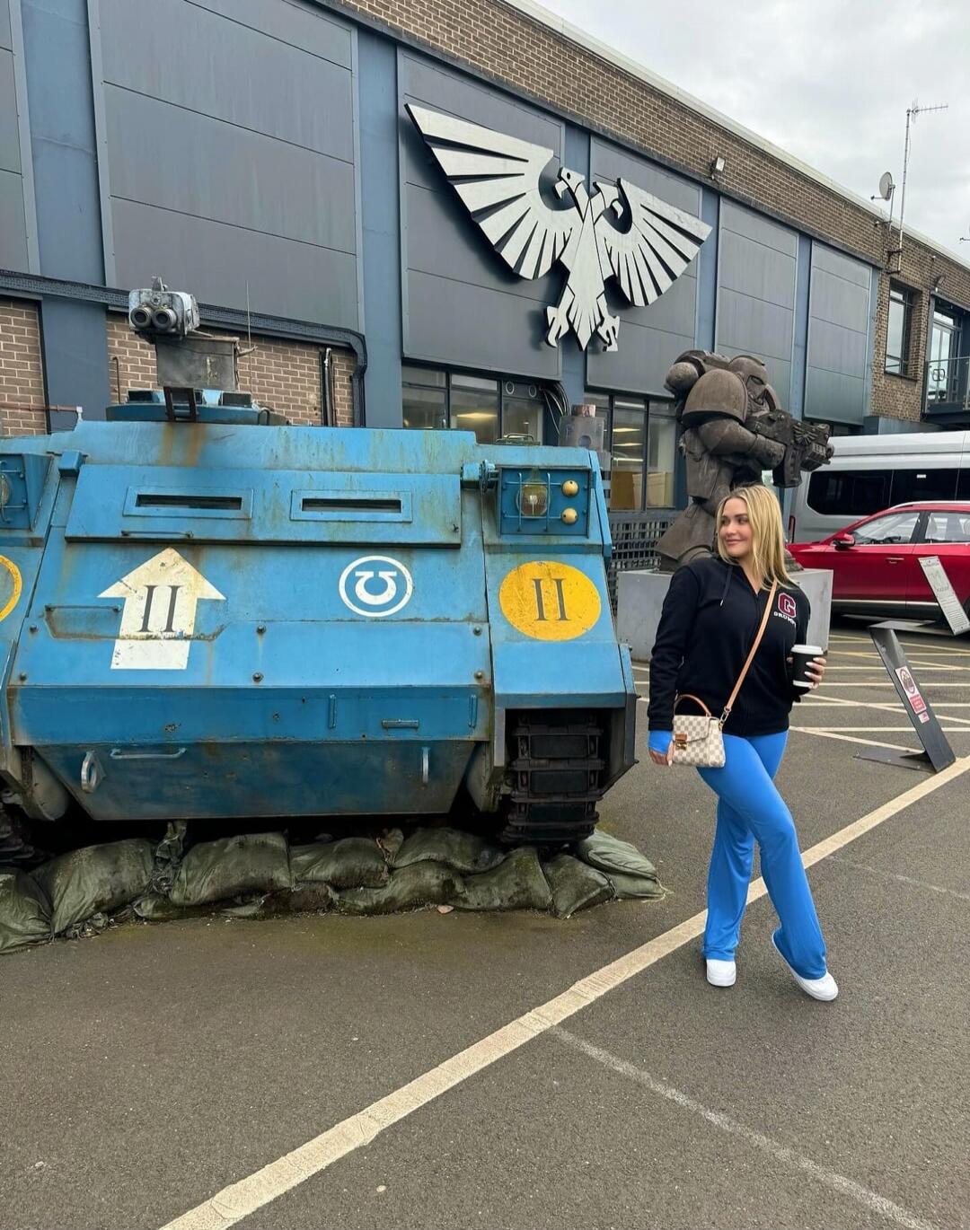 On the blue vehicle: 'II', 'U' symbol. In the background: Imperial Aquila logo, Space Marine statue.