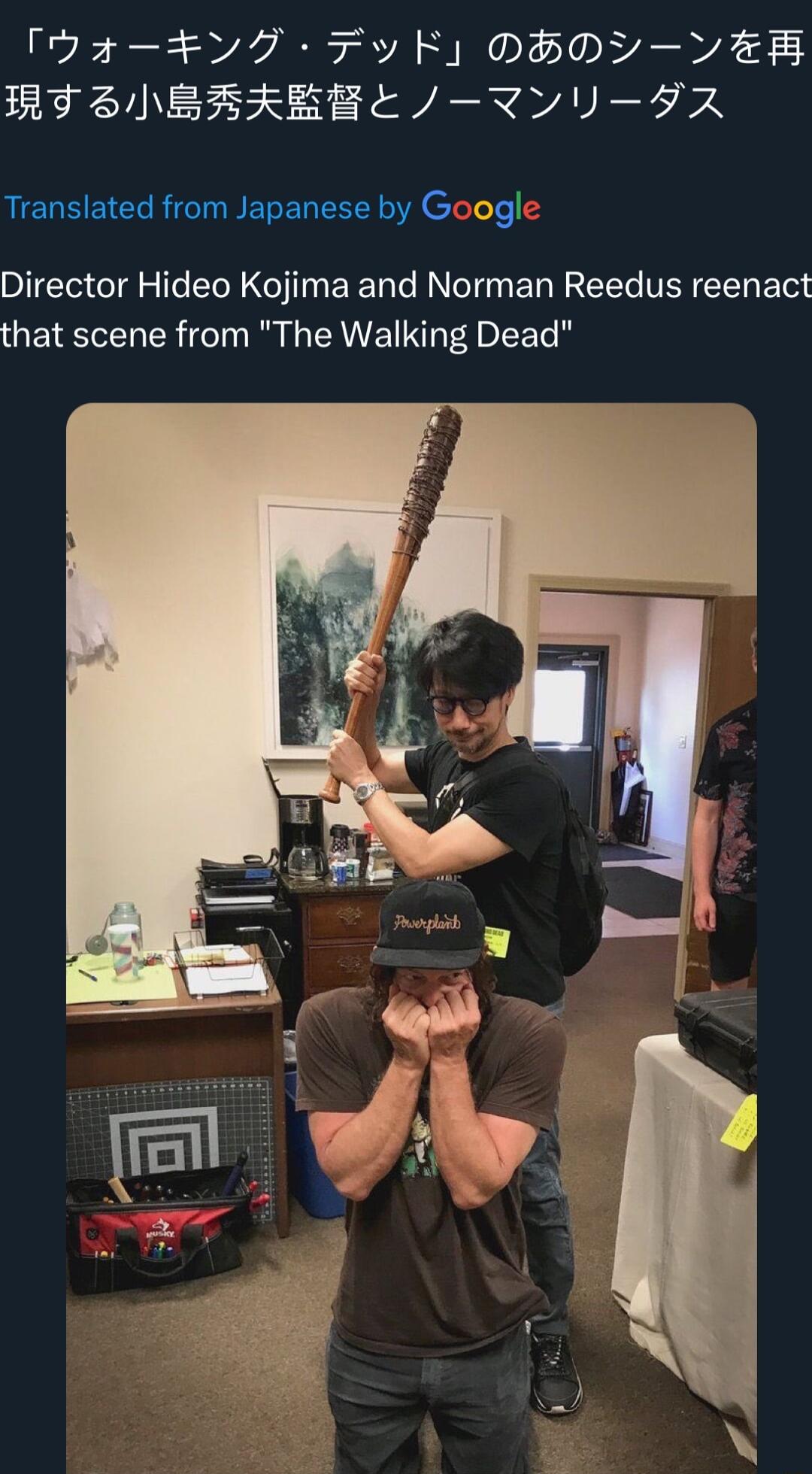 T94V7 Ty R OBOYVEB RIBNEEREBE IVU FR Translated from Japanese by Google Director Hideo Kojima and Norman Reedus reenact that scene from The Walking Dead