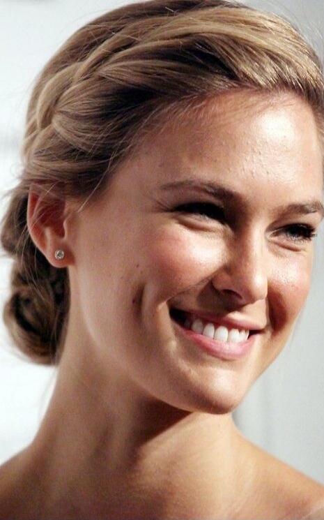 A smiling woman portrait.