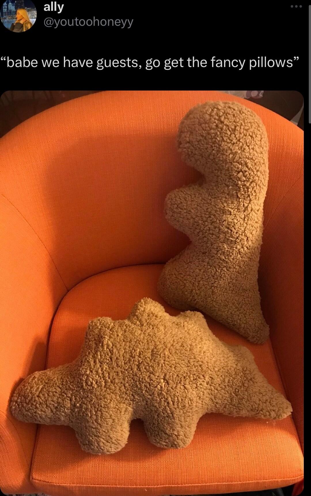 EL youtoohoneyy babe we have guests go get the fancy pillows