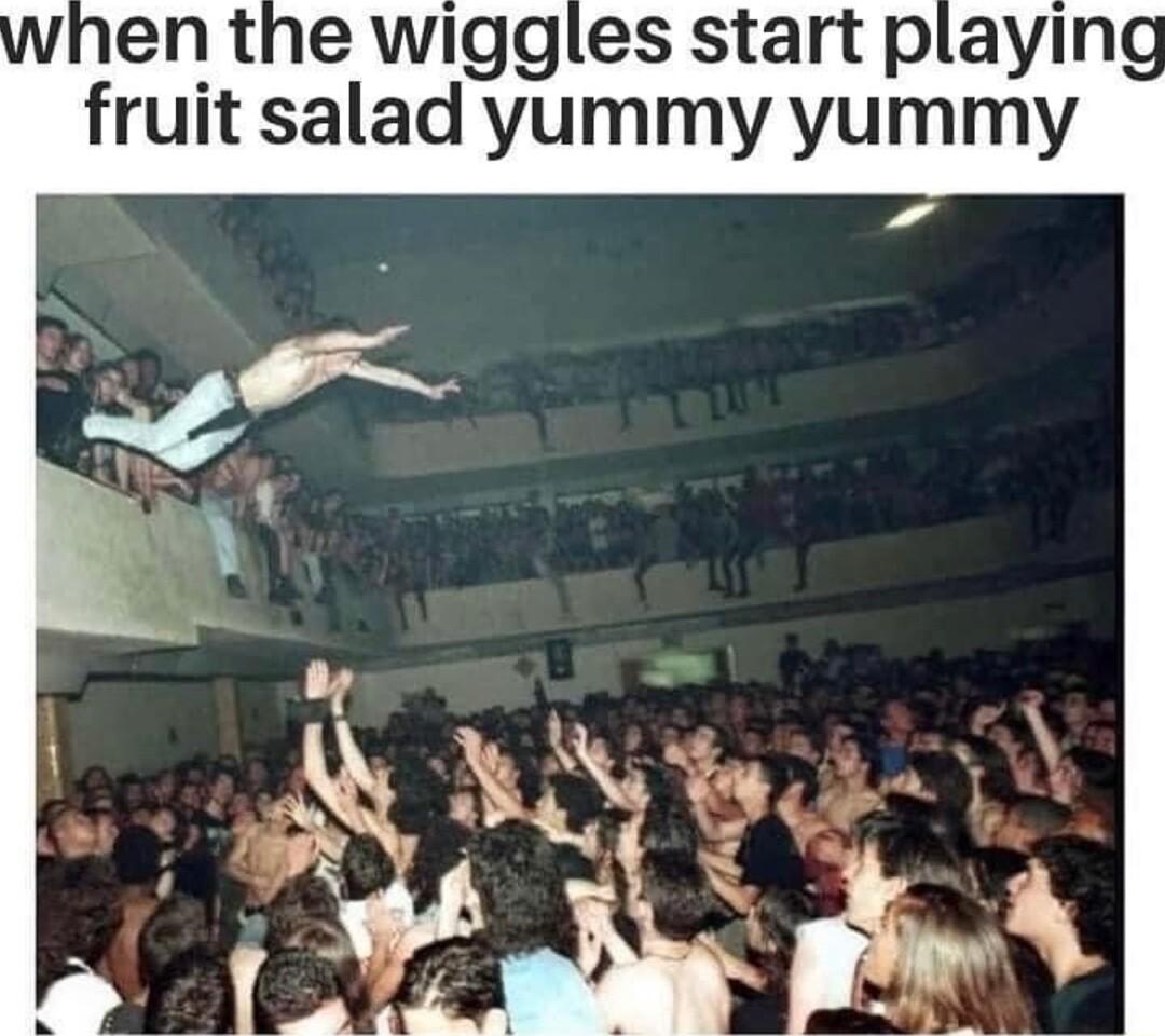 en the wiggles start playing fruit salad yummy yummy