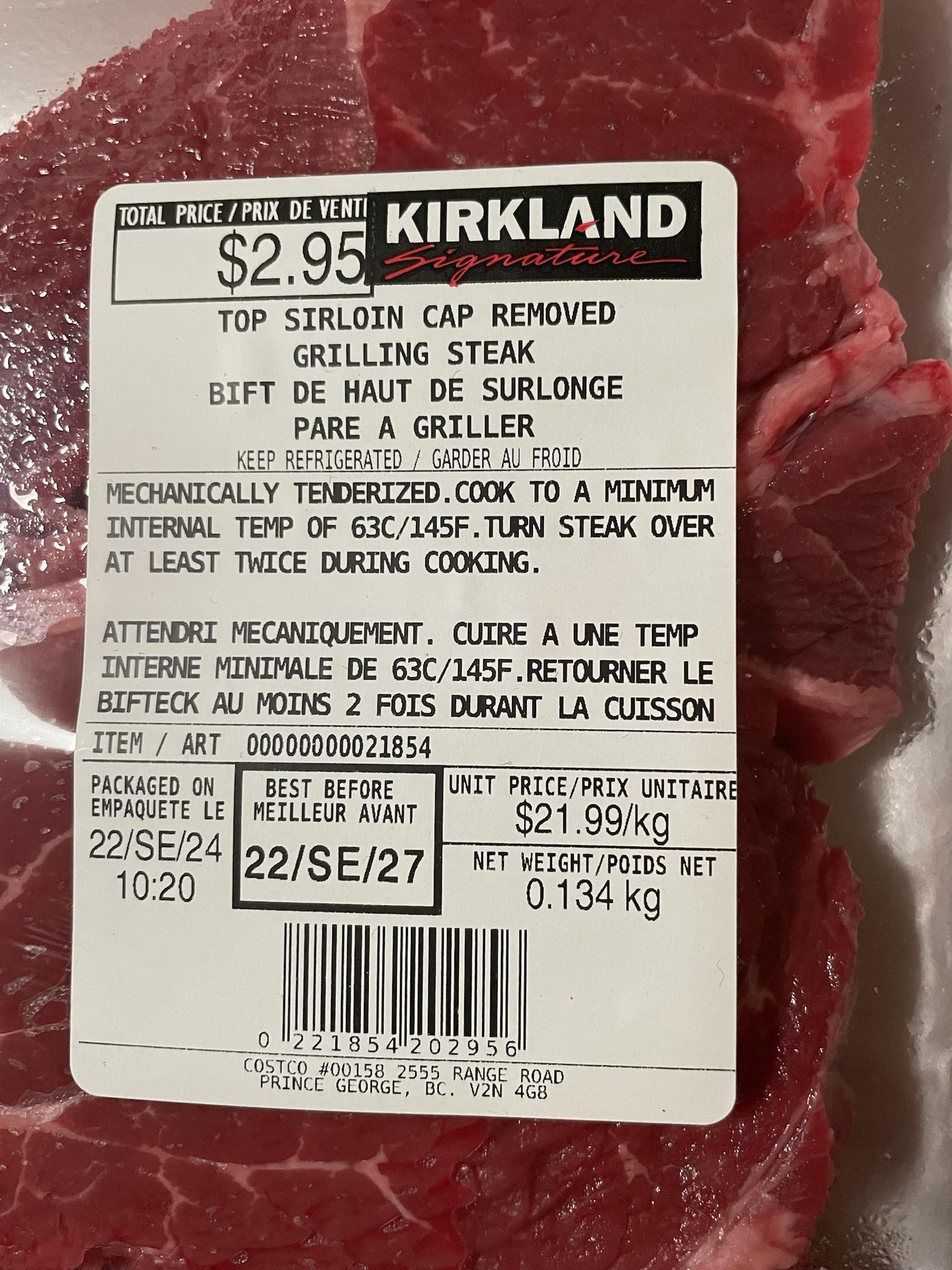 ey IRKLAND TOP SIRLOIN CAP REMOVED GRILLING STEAK BIFT DE HAUT DE SURLONGE PARE A GRILLER 65 BEF ALFRIDD MECHANICALLY TENDE T0 A MINIMUM e INTERNAL TEMP OF 63C NSF TURN STEAK OVER il AT LEAST TWICE DURING COOKING ATTENDRI MECANIQUEMENT CUIRE A UNE TEMP INTERNE MINIMALE DE 63C145F RETOURNER LE BIFTECK AU MOINS 2 FOIS DURANT LA CUISSON ITEH ART 0000000021854 _ accces v e evene T PRGE PR T ENPAQUETE 