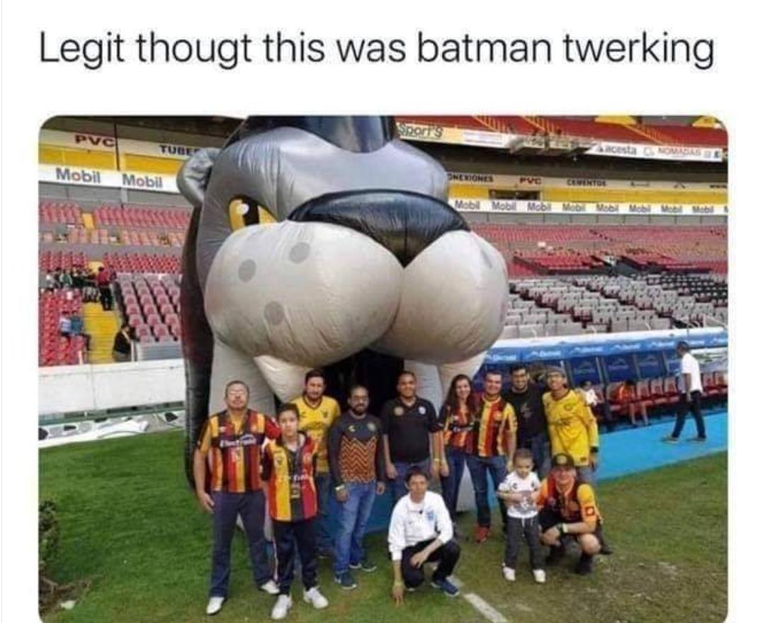 Legit thougt this was batman twerking o MQbil hhnot