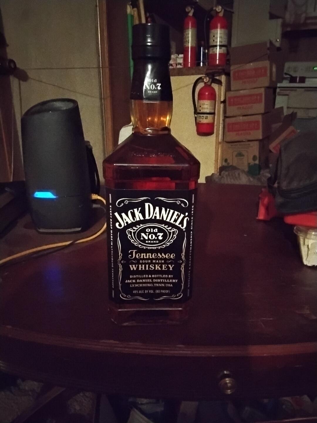 JACK DANIEL'S OLD No.7 BRAND Tennessee SOUR MASH WHISKEY DISTILLED & BOTTLED BY JACK DANIEL DISTILLERY LYNCHBURG, TENN. USA 40% ALC. BY VOL. (80 PROOF) FRAGILE