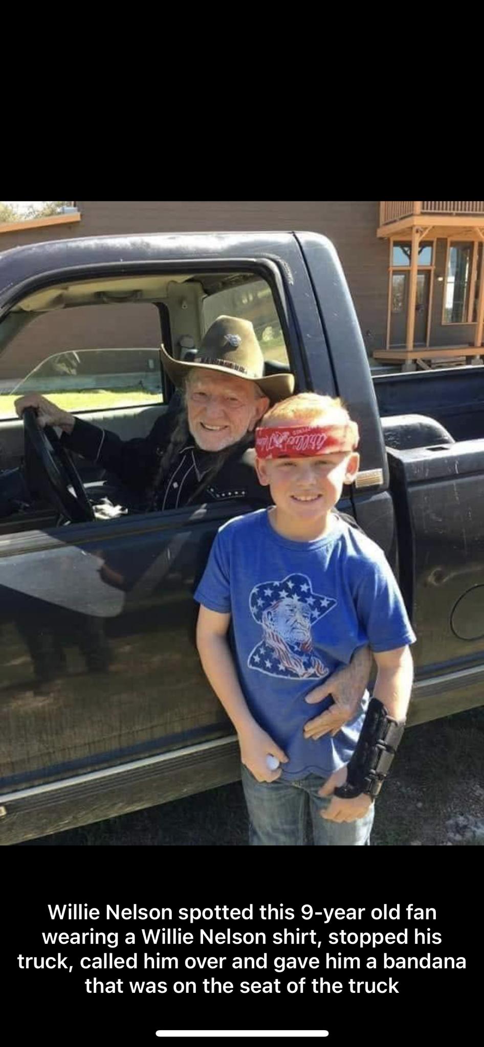 Willie Nelson spotted this 9 year old fan wearing a Willie Nelson shirt stopped his truck called him over and gave him a bandana LUEIRVERILRGEREE U R QR T