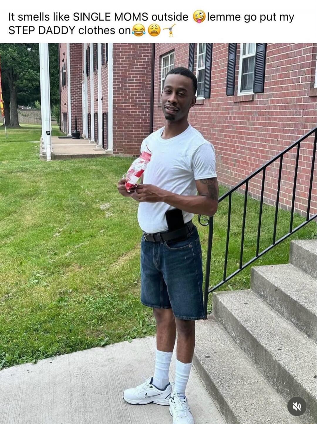 It smells like SINGLE MOMS outside 🤪 lemme go put my STEP DADDY clothes on 😂😂