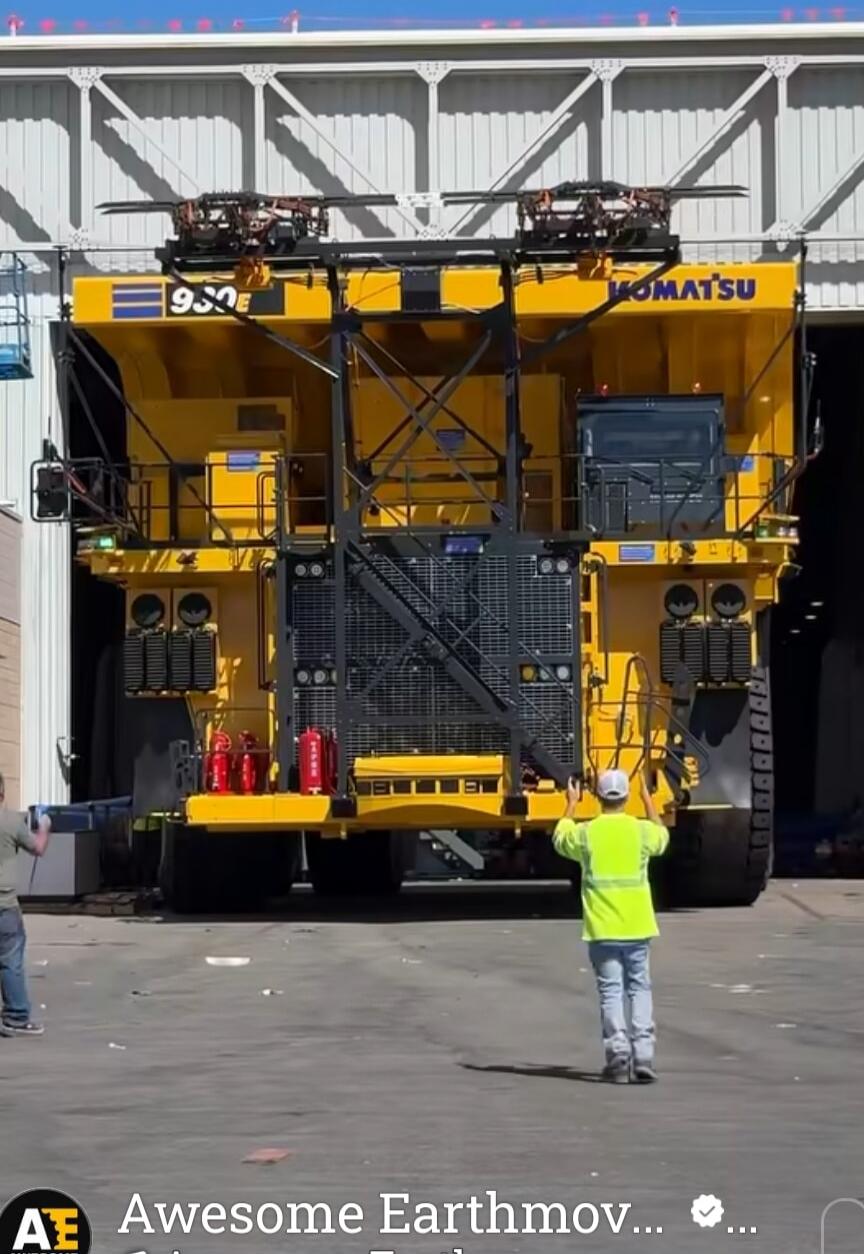 Komatsu 930E. Awesome Earthmov...