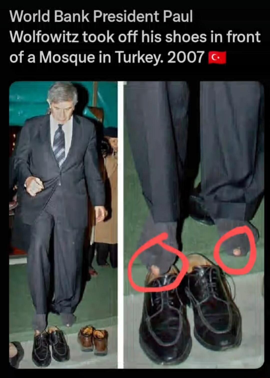 World Bank President Paul Wolfowitz took off his shoes in front of a Mosque in Turkey. 2007 🇹🇷
