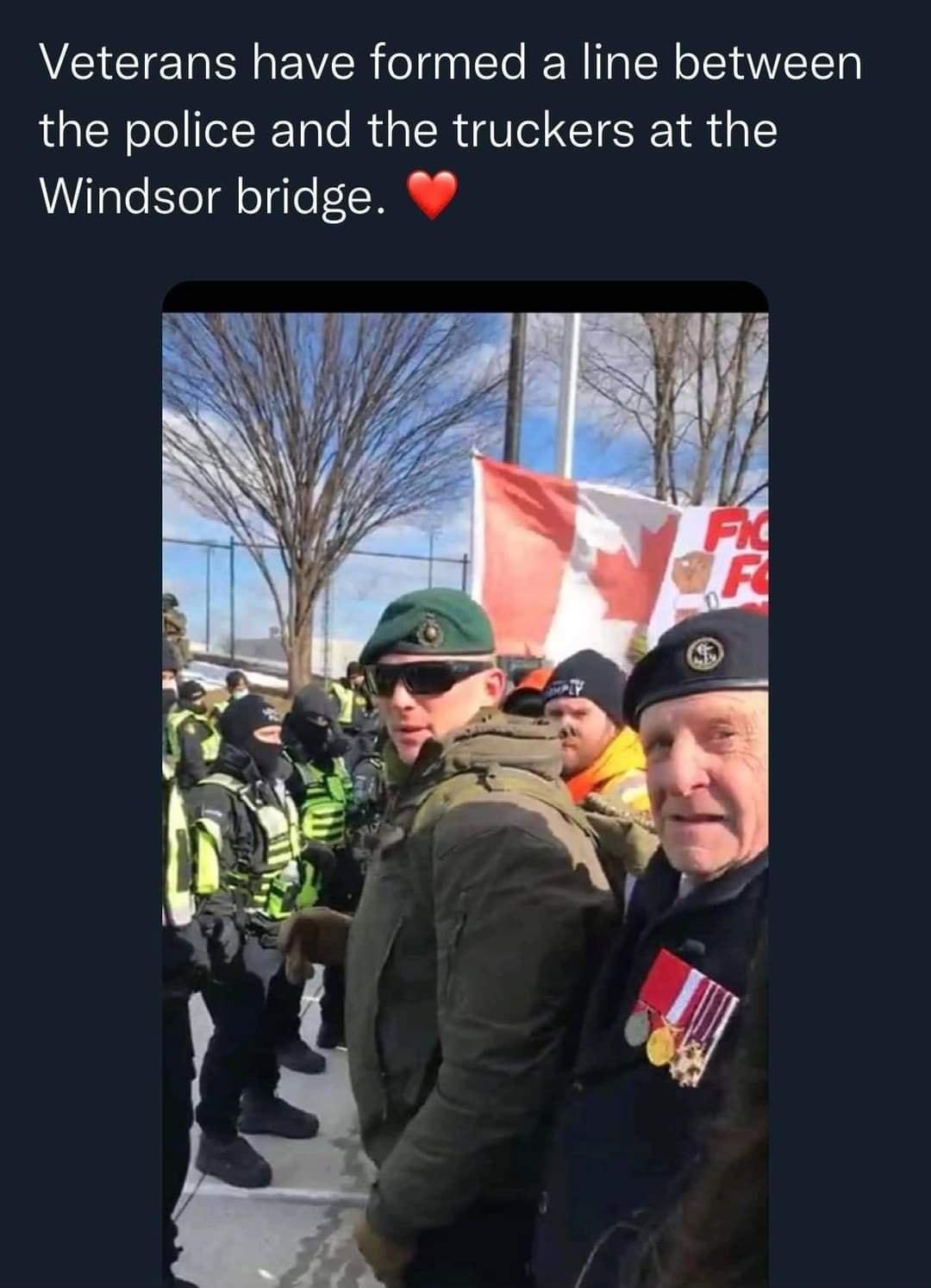 Veterans have formed a line between LN oJolielK Tolo Rua R IV CIE 1M tal Windsor bridge