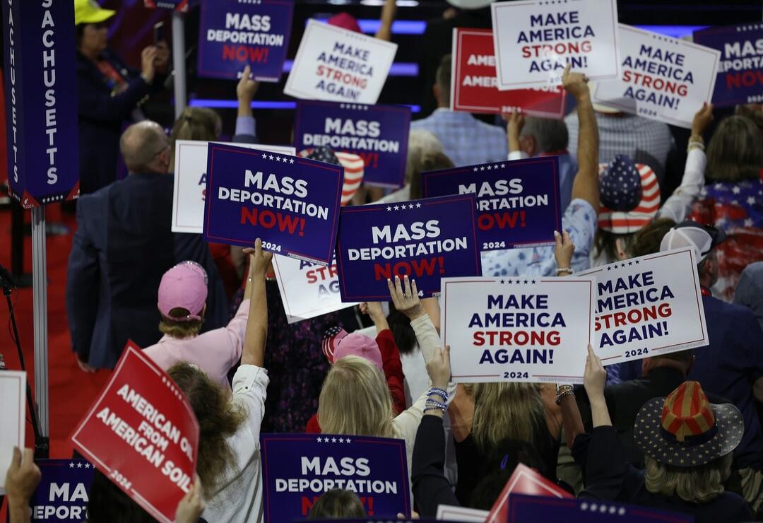 MASS DEPORTATION NOW! MAKE AMERICA STRONG AGAIN! MAKE AMERICA STRONG AGAIN! MASS DEPORTATION NOW! AMERICAN SO... (crowd) MAJOR SIGNS