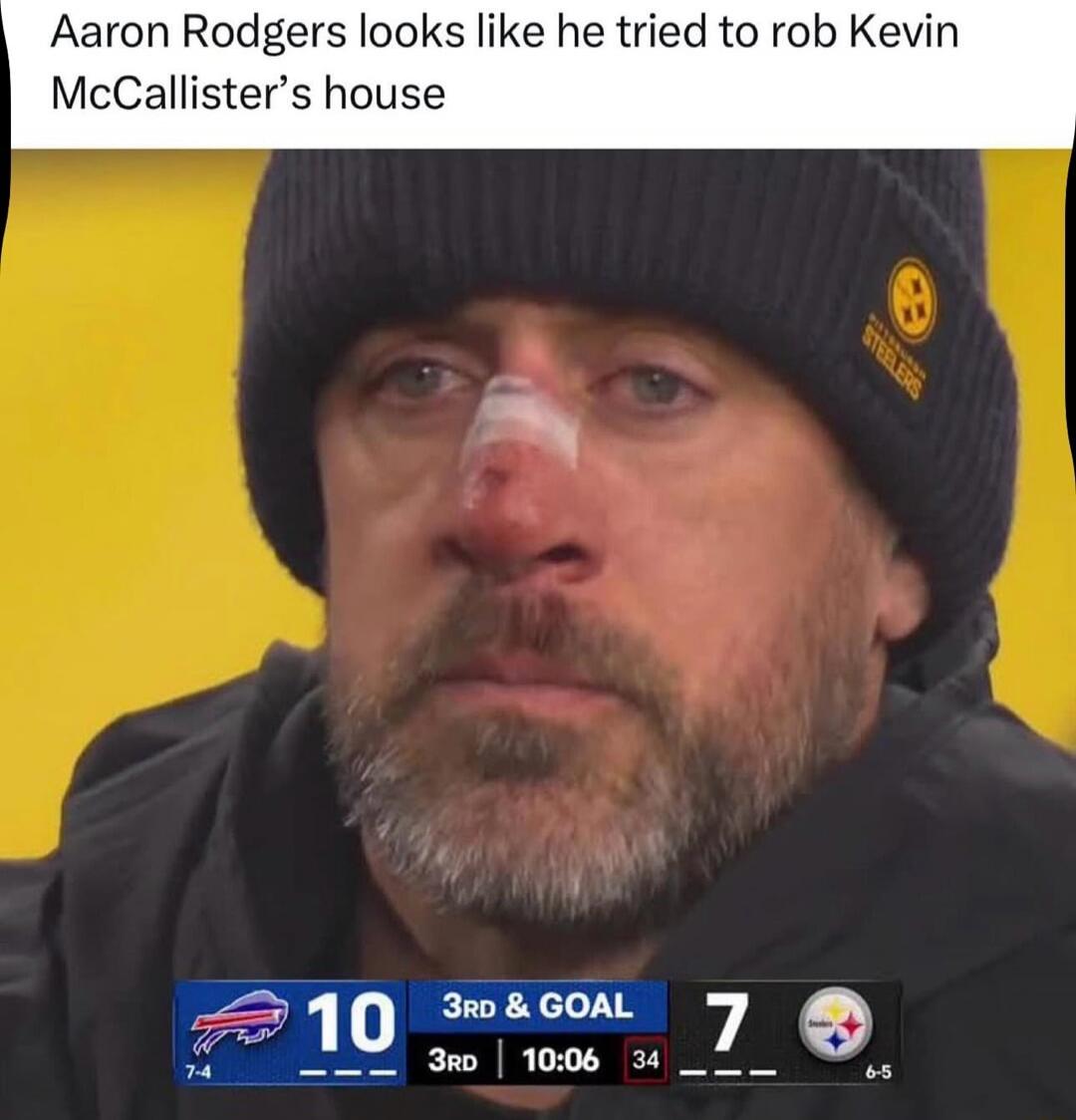 Aaron Rodgers looks like he tried to rob Kevin McCallister’s house
10 7 3rd & GOAL 10:06