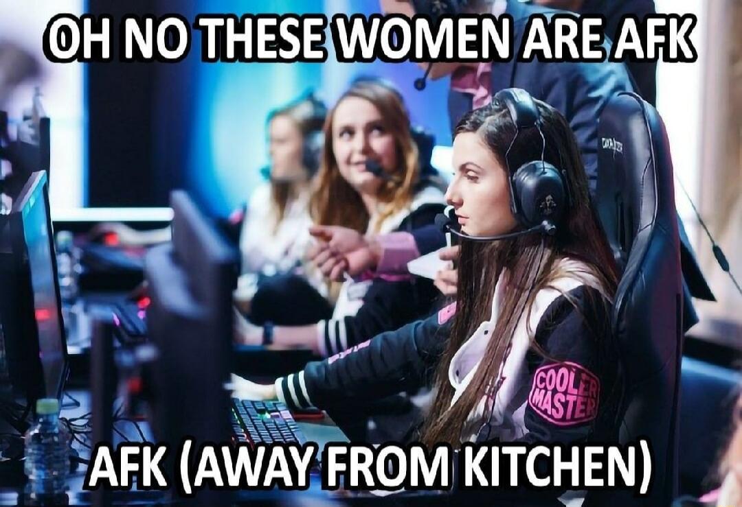 OH NO THESE WOMENE AFK SAFK AWAYFROM KITCHEN