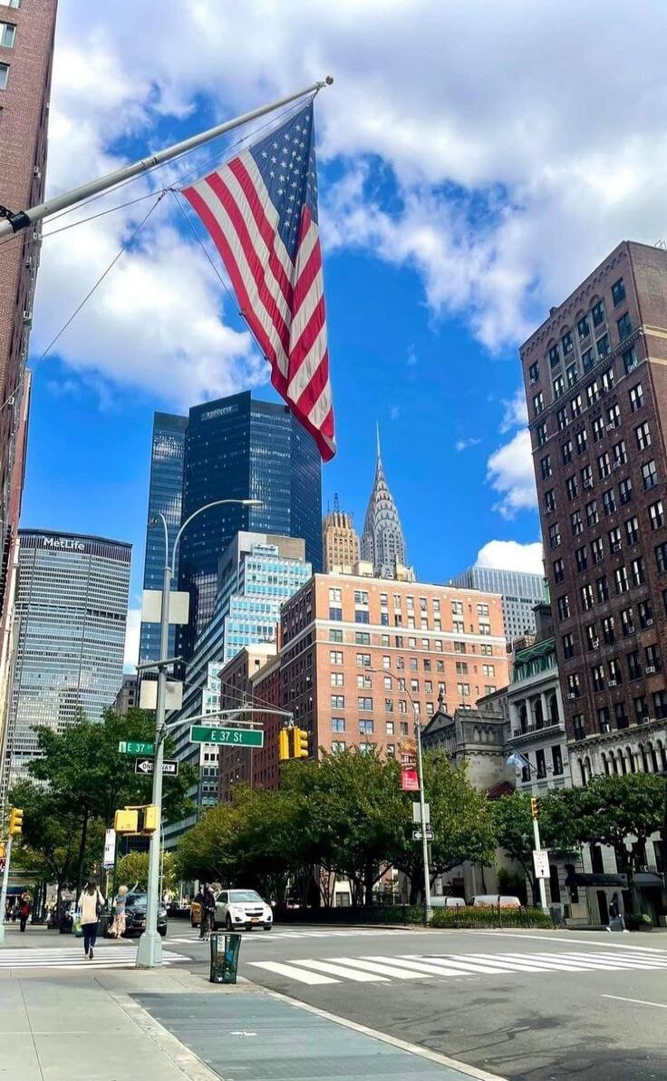 E 37 St, MetLife, One Way