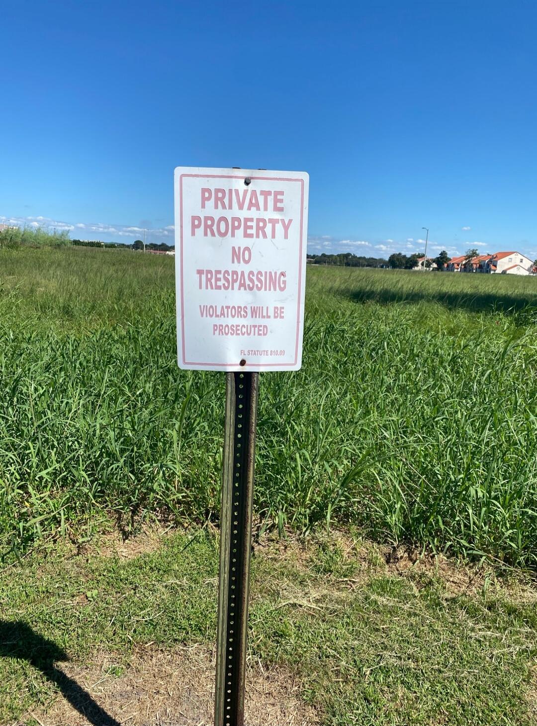 PRIVATE PROPERTY NO TRESPASSING VIOLATORS WILL BE PROSECUTED FL STATUTE 810.09